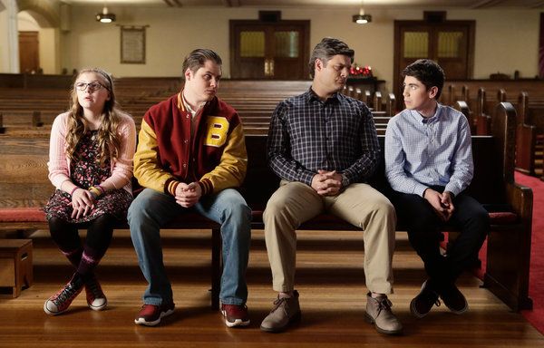 Z leve Bebe Wood, Matt Shively, Jay R. Ferguson in Noah Galvin kot člani čikaške družine v The Real O