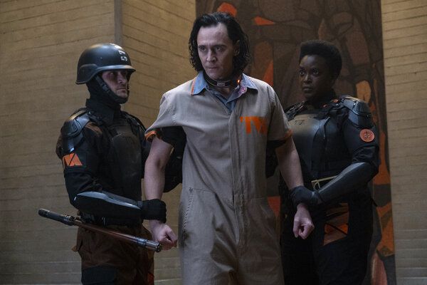 Tom Hiddleston, na sredini, in Wunmi Mosaku, desno, v Lokiju, najnovejši produkciji Marvel-Disney+, ki prikazuje samozavestno željo biti več kot tipična serija o superjunakih.