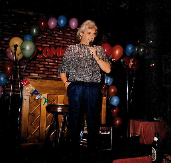 Richie Tienken no palco da Comic Strip de Manhattan em uma foto sem data. Ele e dois sócios abriram o clube em 1976, e uma longa lista de carreiras começou ou avançou lá.