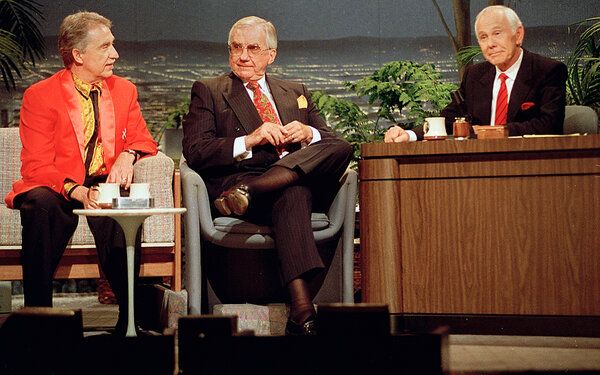 Plus de 30 ans sur The Tonight Show avec Johnny Carson et Ed McMahon, Severinsen était à la fois le leader musical et le film comique.