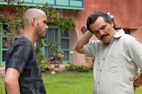 Алехандро Буйтраго (слева) и Вагнер Моура в Narcos.