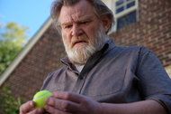 Brendan Gleeson spelar Bill Hodges, en nyligen pensionerad detektiv som inte kan släppa taget om en olöst massaker, i Mr. Mercedes.
