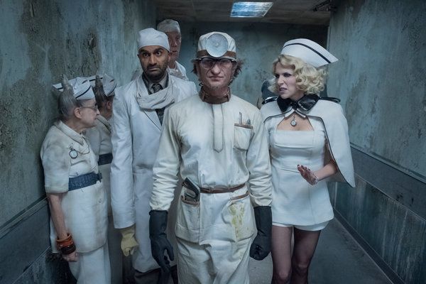 Usman Ally, segundo desde la izquierda, Neil Patrick Harris y Lucy Punch en A Series of Unfortunate Events.