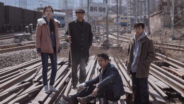 A partir da esquerda, Wang Yuwen, à esquerda, Liu Congxi, Zhang Yu e Peng Yuchang, em Um elefante sentado quieto.