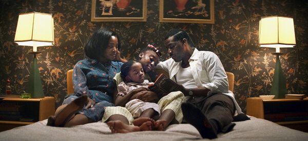 Zľava Deborah Ayorinde, Melody Hurd, Shahadi Wright Joseph a Ashley Thomas v Them, novej hororovej sérii od Amazonu. Zlovolnou silou, ktorá tu pôsobí, je rasizmus.