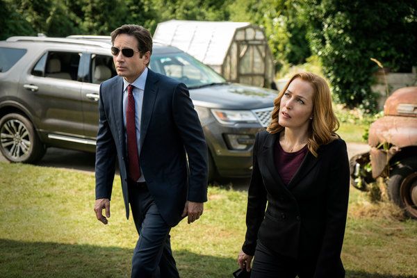 M. Duchovny comme Fox Mulder et Gillian Anderson comme Dana Scully dans