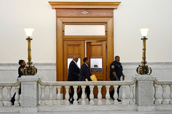 Bill Cosby, levo na sredini, je v sredo zapustil sodišče okrožja Montgomery po izboru porote za sojenje o spolnem napadu v Norristownu v Pensilvaniji.