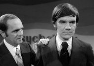 Jack Riley ถูก Bob Newhart ปลอบโยนในตอนของ The Bob Newhart Show