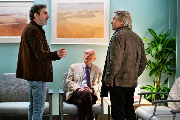 Van links, Chuck Lorre, Alan Arkin en Michael Douglas op de set van The Kominsky Method.