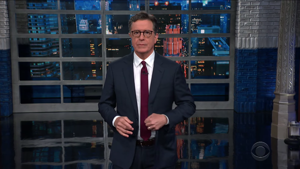 Stephen Colbert izleyicilere, Donald Trump başkanlığındaki Beyaz Saray basın sekreteri Stephanie Grisham