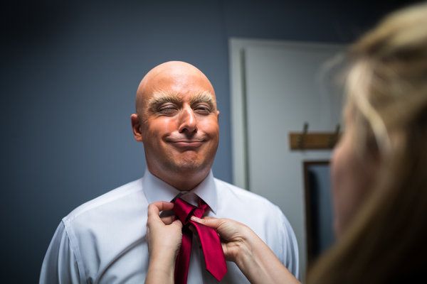 Anthony Atamanuik sa premieňa na Donalda J. Trumpa pre nový seriál Comedy Central The President Show.