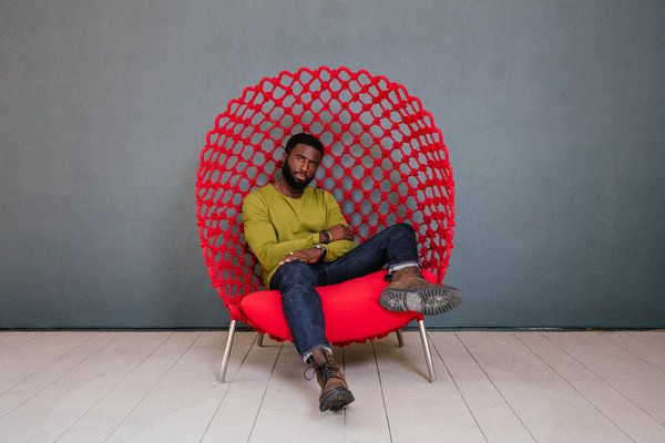 この夏、イラン・ノエルはインセキュアで苦労しているプロデューサーであり、ファースト・パージのアクションヒーローです。