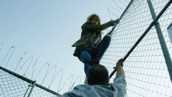Jaime Kingas scenoje iš „Netflix“ serialo „Juodoji vasara“, kurią Stephenas Kingas pavadino „Egzistencinis pragaras priemiesčiuose“, buvo nuluptas iki gyvo kaulo.