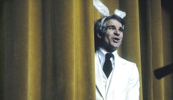Комикът Стив Мартин изпълнява през 1975 г., преди върха на славата си.