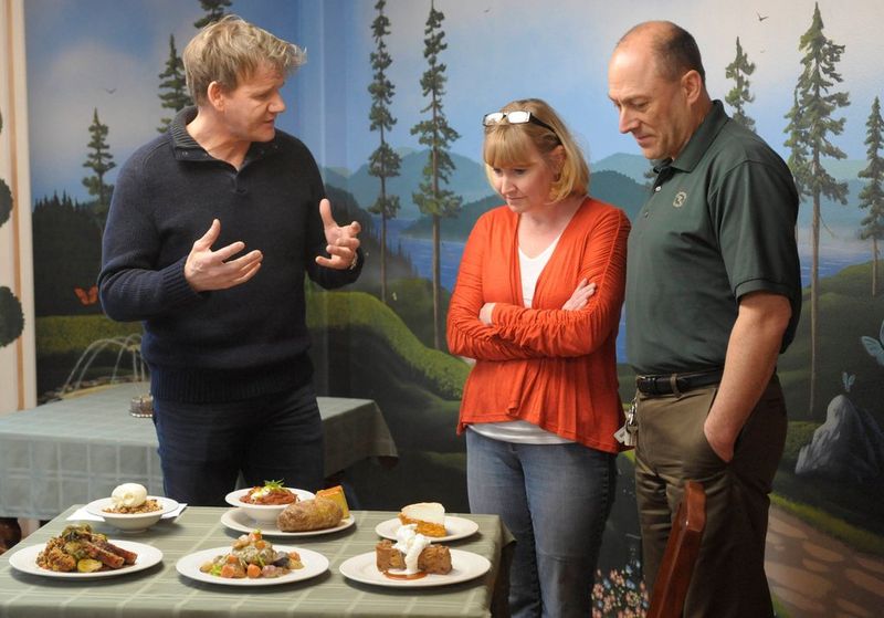 Gordon Ramsay la Hotel Hell cu hangierii Tina și John Hough.