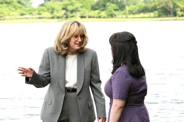 Sarah Paulson, à esquerda, como Linda Tripp e Beanie Feldstein como Monica Lewinsky em Impeachment: American Crime Story on FX.