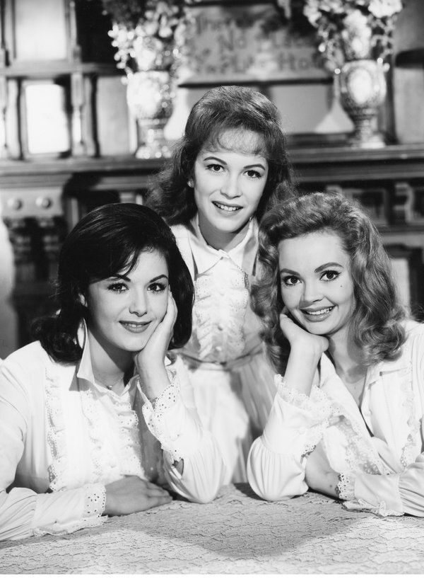 Pat Woodell, à esquerda, interpretou a irmã do meio, Bobbie Jo Bradley, por duas temporadas na sitcom Petticoat Junction dos anos 1960.