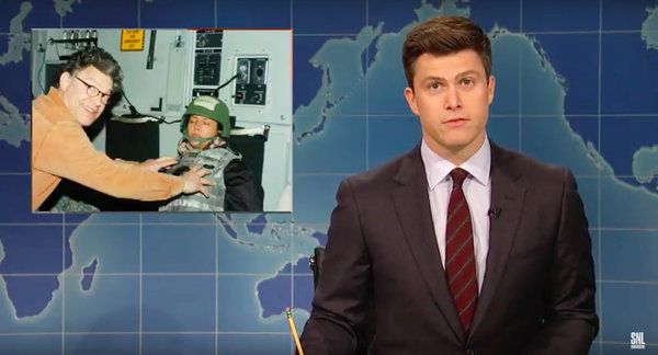Ο Colin Jost ηγήθηκε του τμήματος Weekend Update με κριτική στον γερουσιαστή Al Franken και μια φωτογραφία από μια U.S.O του 2006. περιοδεία.