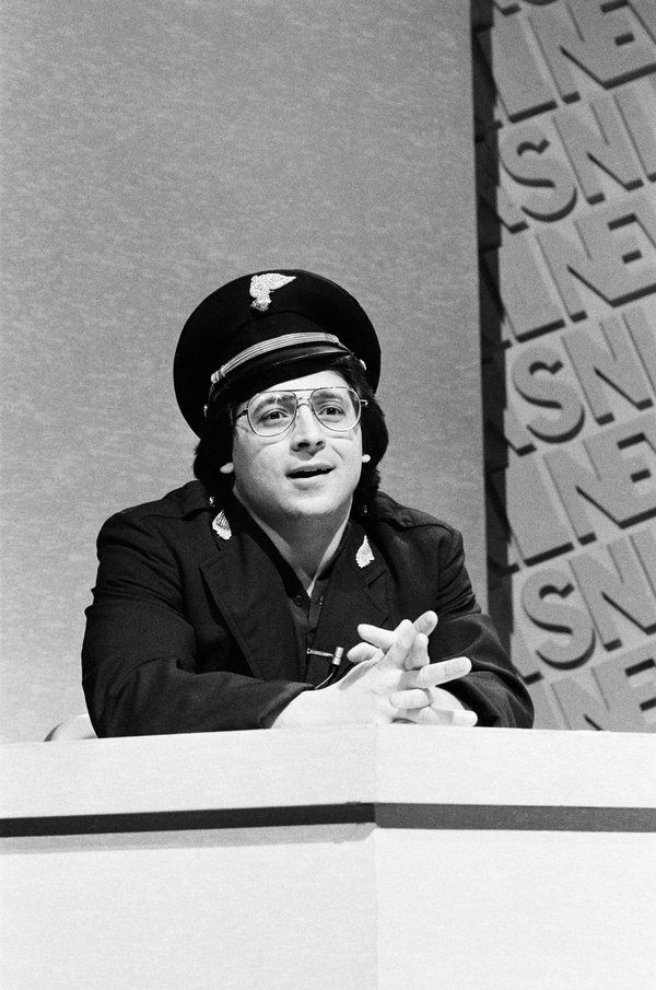 Ο Tony Rosato σε ένα σκετς τον Ιανουάριο του 1982 στο Saturday Night Live.