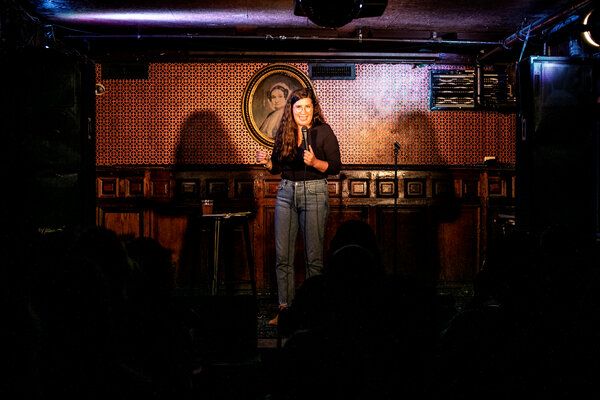 Alison Leiby apresentando Oh God, uma hora sobre o aborto no Union Hall, no Brooklyn, no início deste mês.
