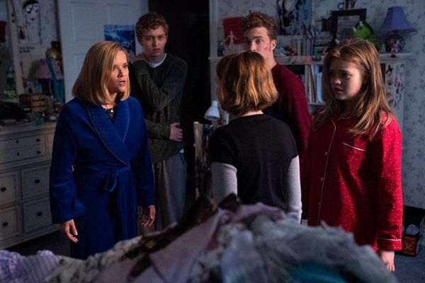 Zľava Reese Witherspoon, Gavin Lewis, Megan Stott, Jordan Elsass a Jade Pettyjohn vo finále série Little Fires Everywhere, ktorá vyšla v stredu na Hulu.