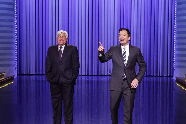 Jay Leno y el presentador Jimmy Fallon dividiendo sus tareas de monólogo en The Tonight Show el jueves. El Sr. Leno repitió que su economía característica es tan mala en el programa.