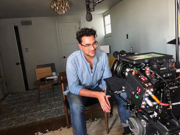 Dan Levy schittert in de sociaal afstandelijke HBO-special Coastal Elites, die oorspronkelijk was geschreven als een gefilmd live-evenement van drie nachten. Plannen gewijzigd.