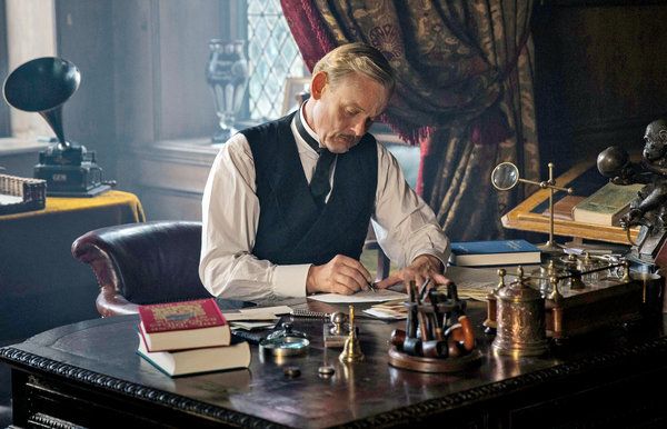 Martin Clunes als Sir Arthur Conan Doyle in Arthur & George.