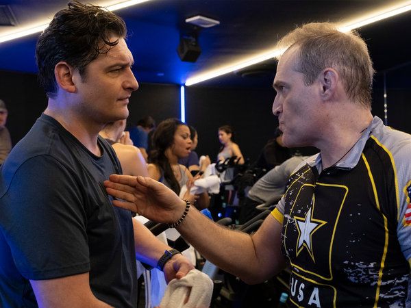 Toby Leonard Moore, links, und Marc Kudisch in einer Szene aus Billions.