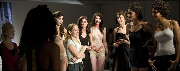 Dizainerė Ashley Paige, centras, treniruoja modelius TLC realybės seriale „Bikini or Bust“.