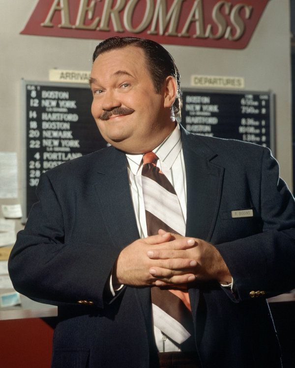 David Schramm, uzun süredir devam eden NBC sitcom Wings için bir tanıtım fotoğrafında. Küçük bir havayolunun huysuz sahibini oynadı.
