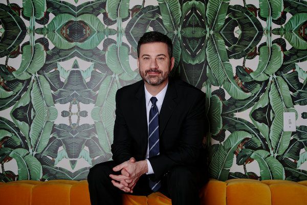 Ο Jimmy Kimmel στο Jimmy Kimmel Live! πράσινο δωμάτιο τον Φεβρουάριο. Έχει γίνει μια ειλικρινής φωνή για την πολιτική υγειονομικής περίθαλψης των ΗΠΑ.