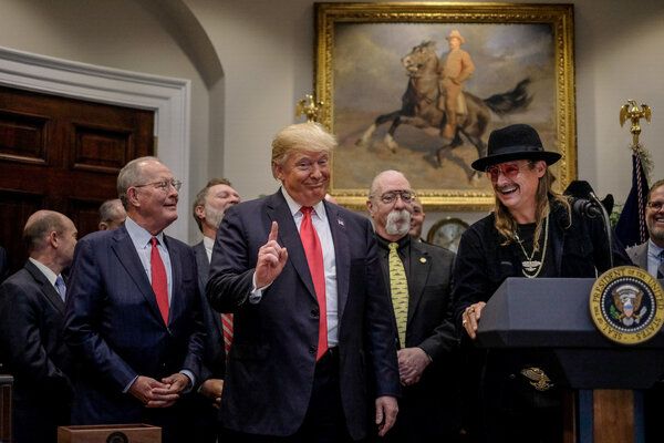 O presidente Trump se orgulhava de convidar celebridades conservadoras como Kid Rock, certo, para a Casa Branca.