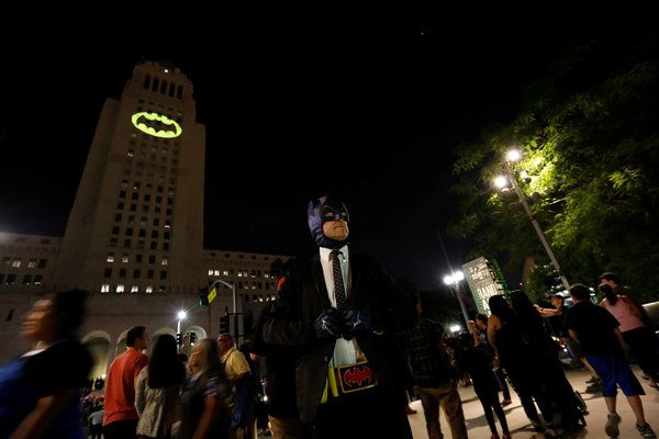Um sinal de morcego foi projetado na prefeitura de Los Angeles na noite de quinta-feira, em homenagem ao ator Adam West, que morreu na semana passada.