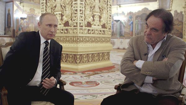 Vladimir Putin, solda ve Oliver Stone.