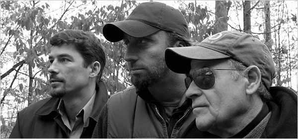 I cacciatori: da sinistra, Ted Acworth, Pat Uskert e Bill Birnes.