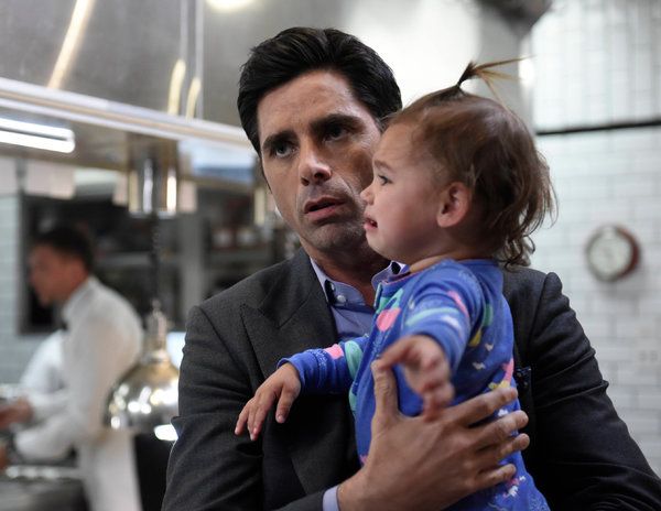 John Stamos เป็นเจ้าของร้านอาหารวัยกลางคนและ Elie เป็นหลานสาวของเขา (แสดงโดยฝาแฝด Layla / Emelia Golfieri) ใน Grandfathered