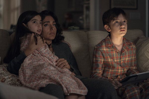 Van links, Tara Moayedi, Farahani en Azhy Robertson in een scène uit Invasion.