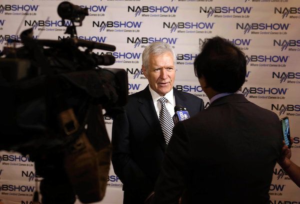 Alex Trebek haastattelussa huhtikuussa. Hänen sopimuksensa Jeopardyn juontajana! päättyy vuonna 2020.