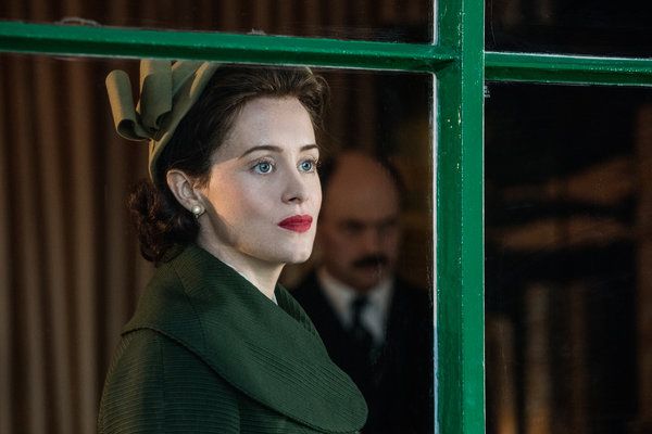 Claire Foy kuningatar Elizabeth II:na The Crownin toisella kaudella, joka alkaa perjantaina Netflixissä.