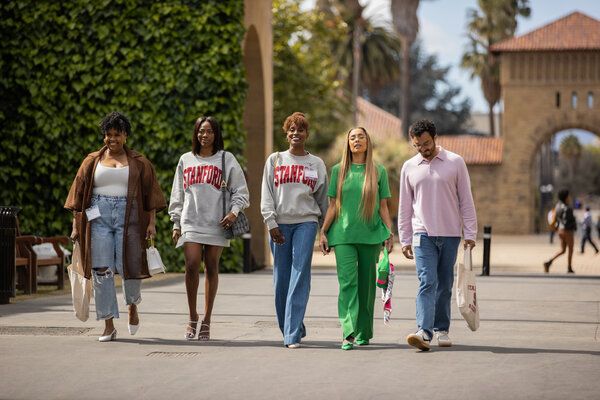 왼쪽부터 나타샤 로스웰(Natasha Rothwell), 이본 오르지(Yvonne Orji), 이사 레이(Issa Rae), 아만다 실레스(Amanda Seales), 웨이드 알랭-마커스(Wade Allain-Marcus).