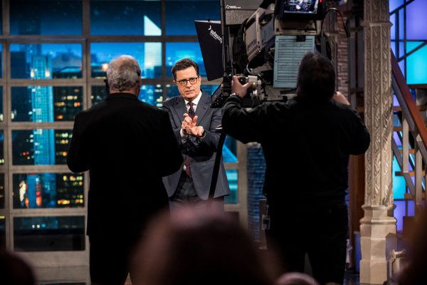 Stephen Colbert, fotografado durante uma gravação do The Late Show da CBS. Ele supervisionará uma série animada no outono que enfrentará o presidente Trump.