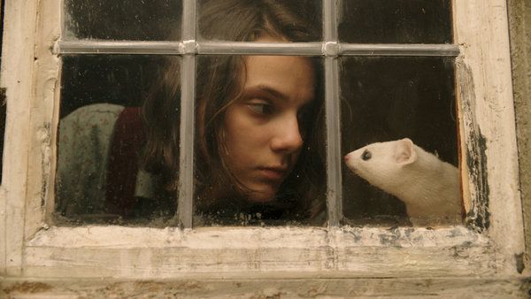 Lyra (Dafne Keen) ze swoim zwierzęcym towarzyszem Pantalaimonem w jego ciemnych materiałach.