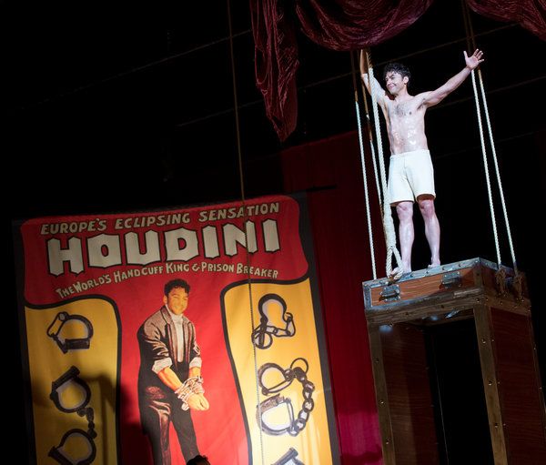 Michael Weston en Houdini & Doyle en Fox.