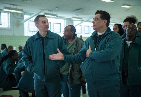 Dano kungs ar Benicio Del Toro kā notiesātajiem filmā Escape at Dannemor.