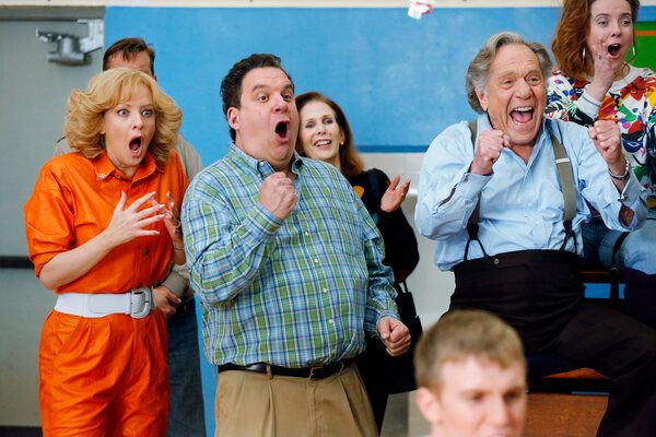 Från vänster, Wendi McLendon-Covey, Jeff Garlin och George Segal i en scen från The Goldbergs, som är baserad på skaparens barndom i en förort till Philadelphia.
