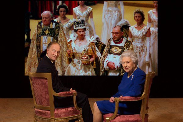 ควีนเอลิซาเบธไม่เคยให้สัมภาษณ์ แต่ใน The Coronation เธอละเว้นการไม่โต้ตอบในการสนทนากับ Alastair Bruce ทิ้งไป