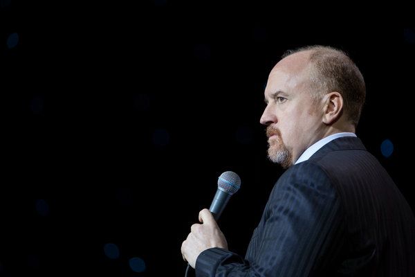 Louis C.K. în specialul său de comedie Netflix din 2017. Mai multe femei au făcut un pas înainte pentru a descrie incidente supărătoare cu el.