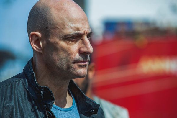 Mark Strong interpreta um ex-espião cuja família se torna um dano colateral no novo drama da TV britânica Deep State.