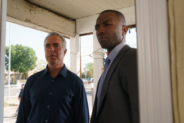 Titus Welliver, stânga, și Jamie Hector în Bosch.
